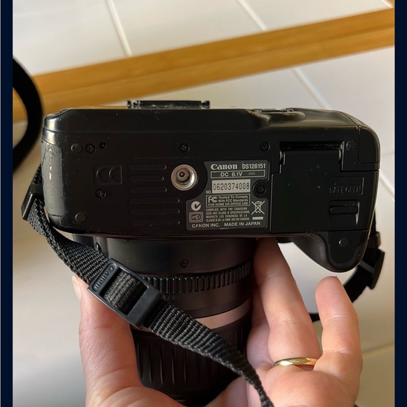 Canon EOS Rebel XTI Digital camera with Extra Lens (75-300 mm) - Picture 8 of 9